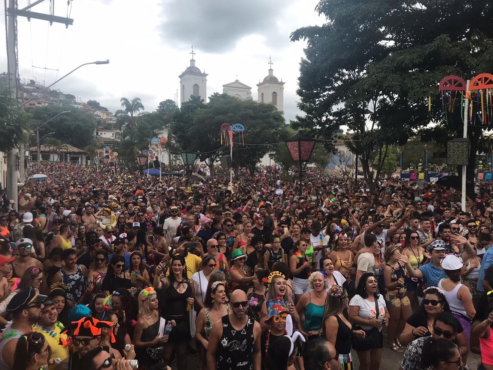Bloco do Barbosa arrasta multidão pelas ruas de São Luiz do Paraitinga