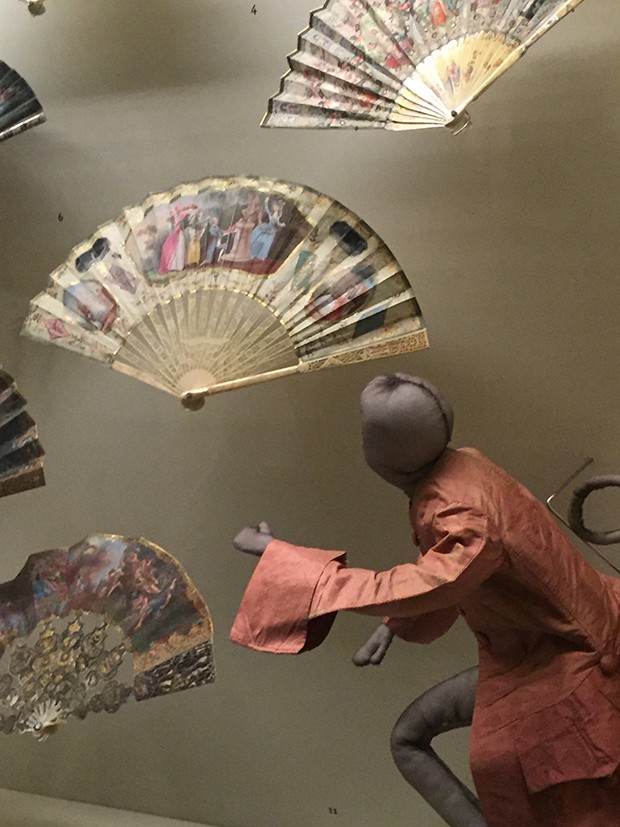A display of antique fans reference the monkey motif that features in much chinoiserie of the period (Foto: @SuzyMenkesVogue)