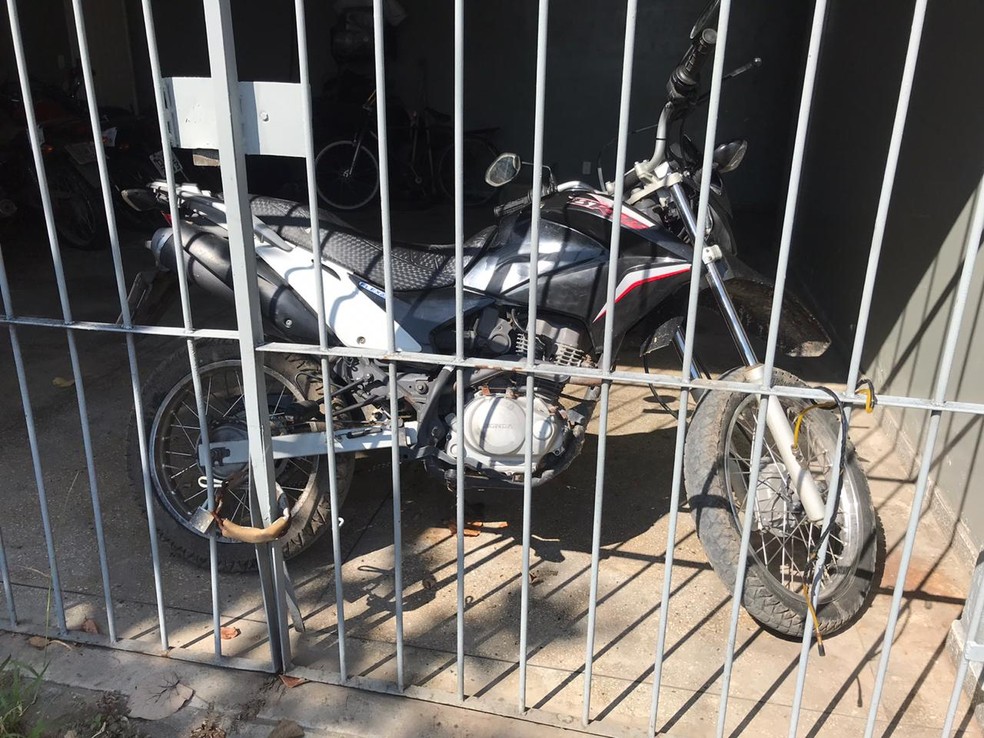 Moto foi um dos ve&iacute;culos recuperados pela PM ap&oacute;s s&eacute;rie de assaltos &mdash; Foto: Ayrton Freire/Inter TV Cabugi