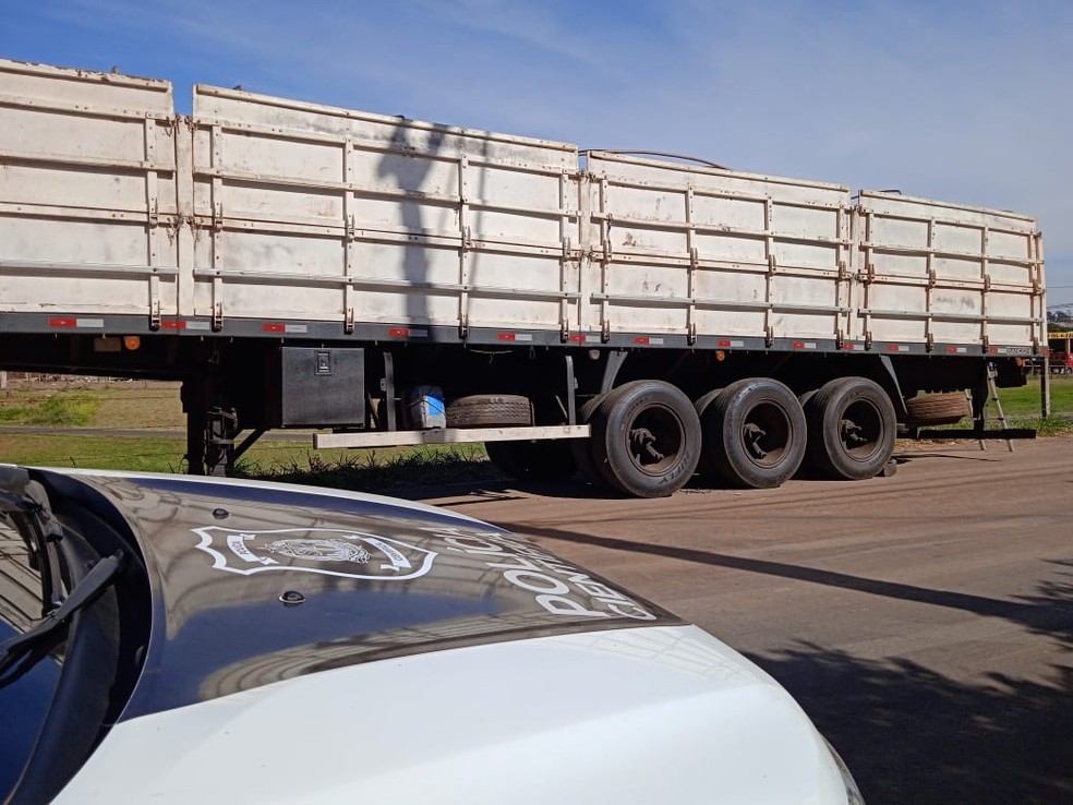 Dupla é presa em rodovia de Assis com grande quantidade de maconha em carreta — Foto: Sidney Fernandes /Arquivo pessoal