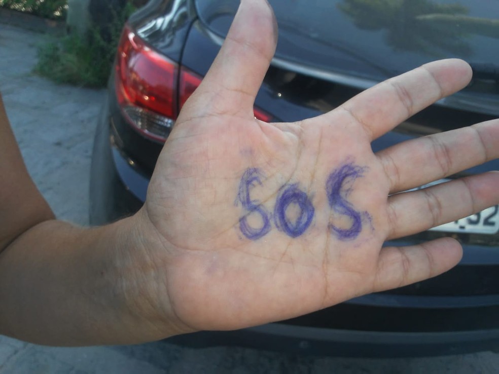Mulher escreve SOS nas mãos com caneta para pedir socorro e ex é detido em Saquarema, no RJ — Foto: Divulgação/Guarda Municipal de Saquarema