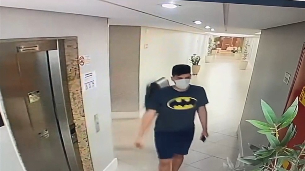 Câmera de segurança registrou imagem do criminoso que invadiu apartamento e agrediu grávida em Vitória — Foto: Reprodução/TV Gazeta
