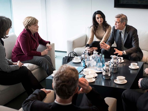 O ator George Clooney e sua mulher Amal Clooney se encontram nesta sexta-feira (12) com a chanceler alemã Angela Merkel para falar sobre crise de refugiados (Foto: Reprodução/ Twitter/ Steffen Seibert)