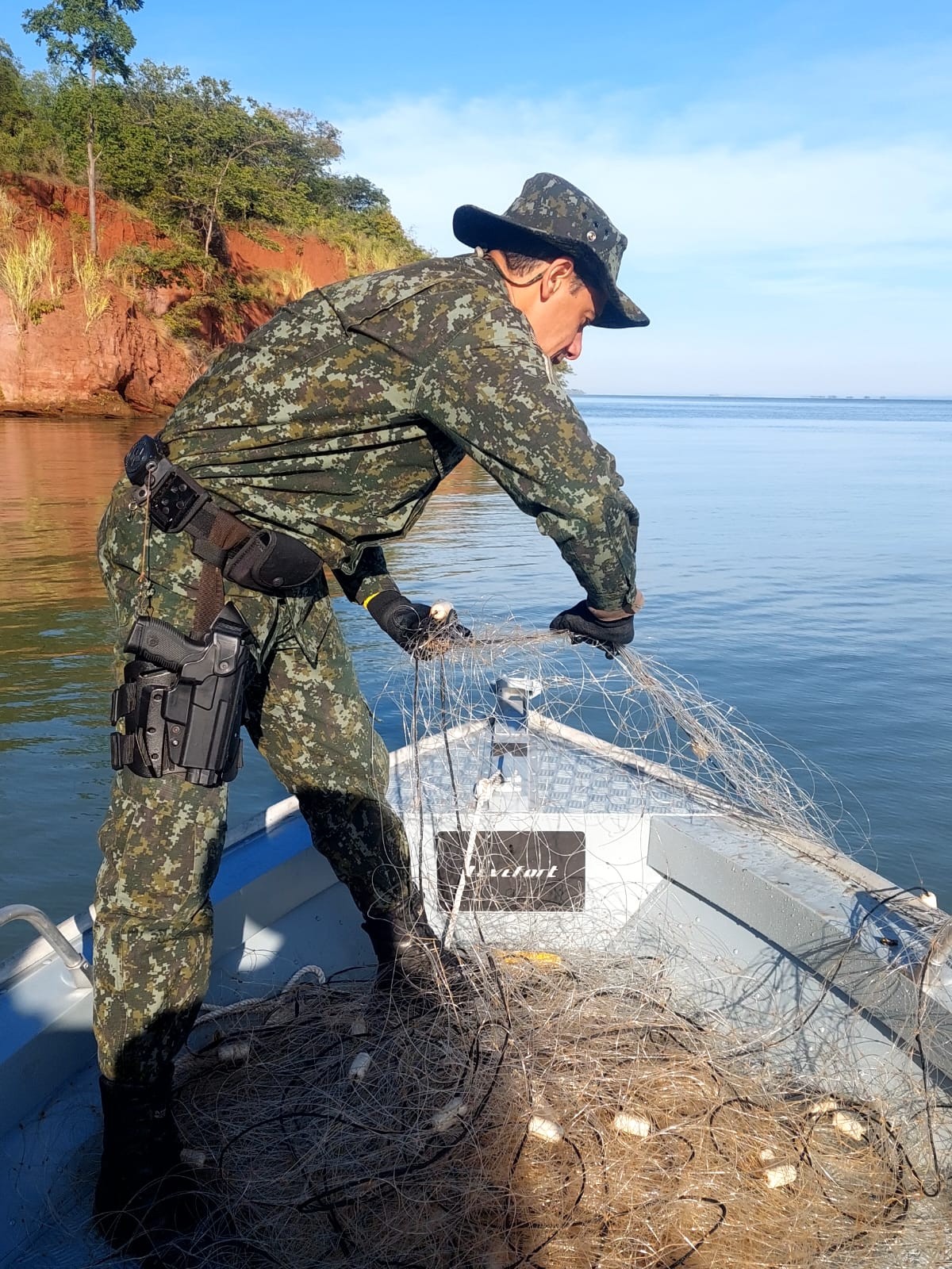 Policiais recolhem 550 metros de redes de pesca em Presidente Epitácio