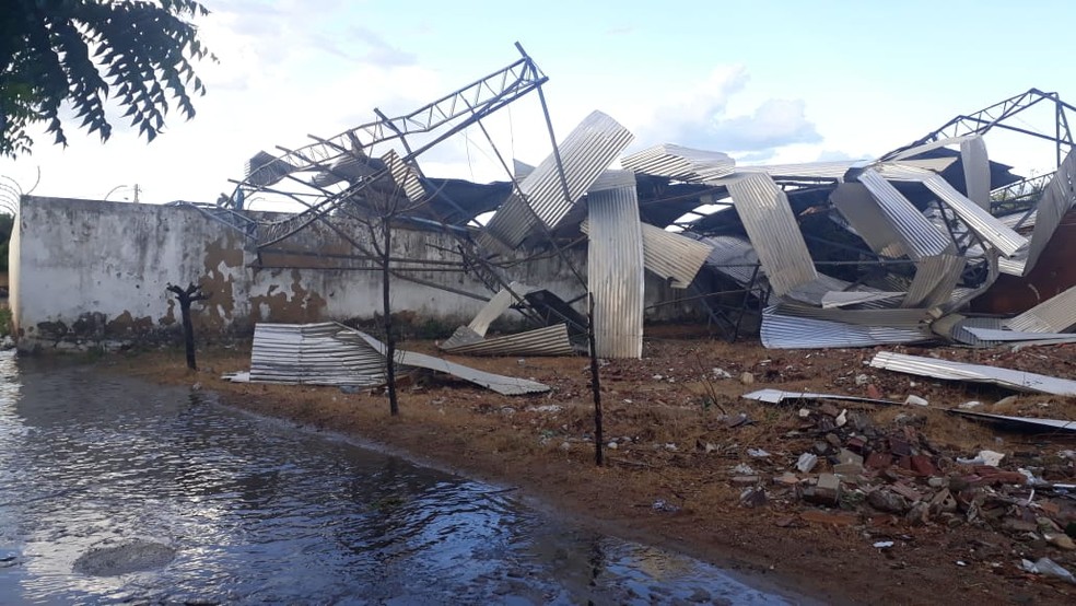 Duas escolas tiveram o teto das quadras esportivas arrancados pela ventania que atingiu Jaguaribe.  — Foto: Arquivo pessoal