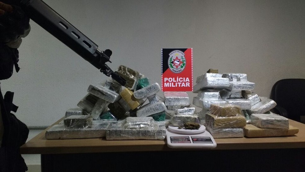 Mulher foi presa com 25kg de maconha (Foto: Wagner Varela/Polícia Militar)