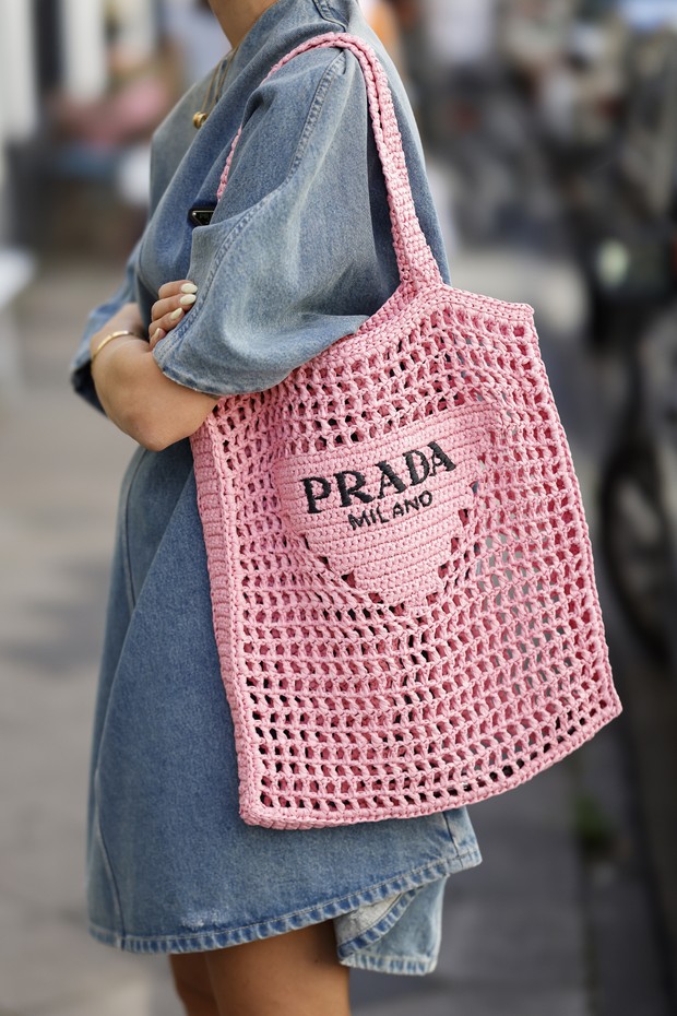 BERLIN, GERMANY - SEPTEMBER 06: A pastel pink crocheted bag by Prada as a detail of Influencer Lisa Hahnbueck seen during the Mercedes-Benz Fashion Week on September 6, 2021 in Berlin, Germany. (Photo by Streetstyleshooters/Getty Images) (Foto: Getty Images)