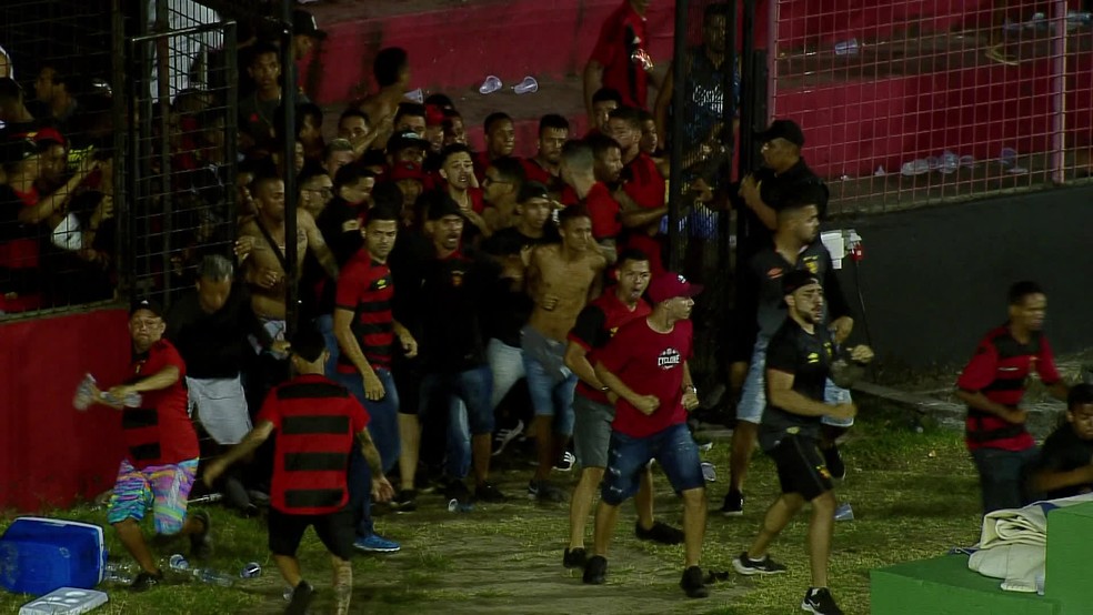 Torcedores invadiram o gramado depois do gol que decretou o empate por 1 a 1 — Foto: Reprodução/TV Globo