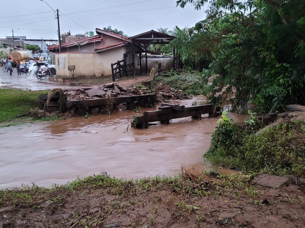 Enchente em Ouro Preto (RO): ponte foi destruída na rua Sete de Setembro, bairro Jardim Tropical. — Foto: Rauã Araújo/Rede Amazônica 