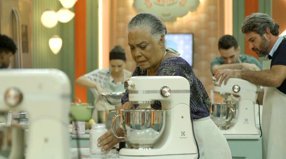 Dona Céu sabota o bolo de Maria da Paz (Juliana Paes), na novela 'A Dona do Pedaço' — Foto: Globo