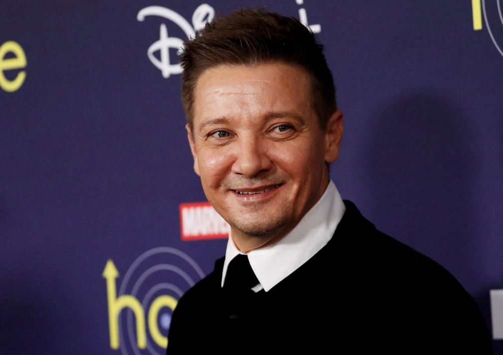 Jeremy Renner publica foto no hospital após acidente: 'estou muito machucado agora'