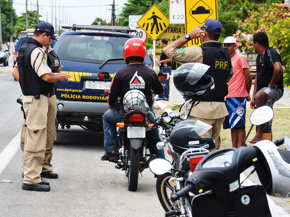PRF fiscaliza motociclistas na BR-230, na ParaÃ­ba â Foto: Walter Paparazzo/G1 PB