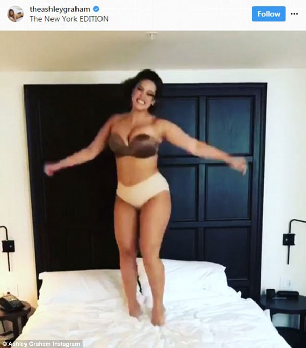 Ashley se diverte na cama de hotel (Foto: Reprodução/Instagram)