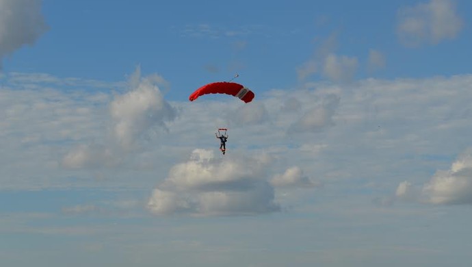 Paraquedistas de Ariquemes enfeitaram o céu da cidade no final de semana (Foto: Eliete Marques)