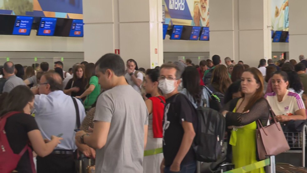 Passageiros enfrentam grandes filas no Aeroporto de Brasília — Foto: Reprodução/TV Globo