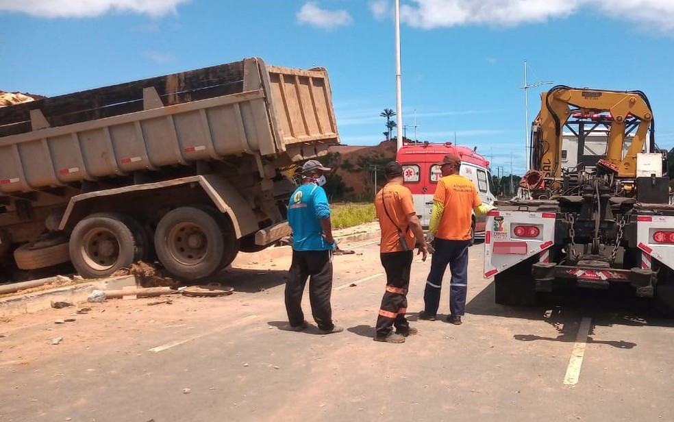 Transalvador enviou guincho ao local, para fazer a retirada dos veículos — Foto: Cid Vaz/TV Bahia