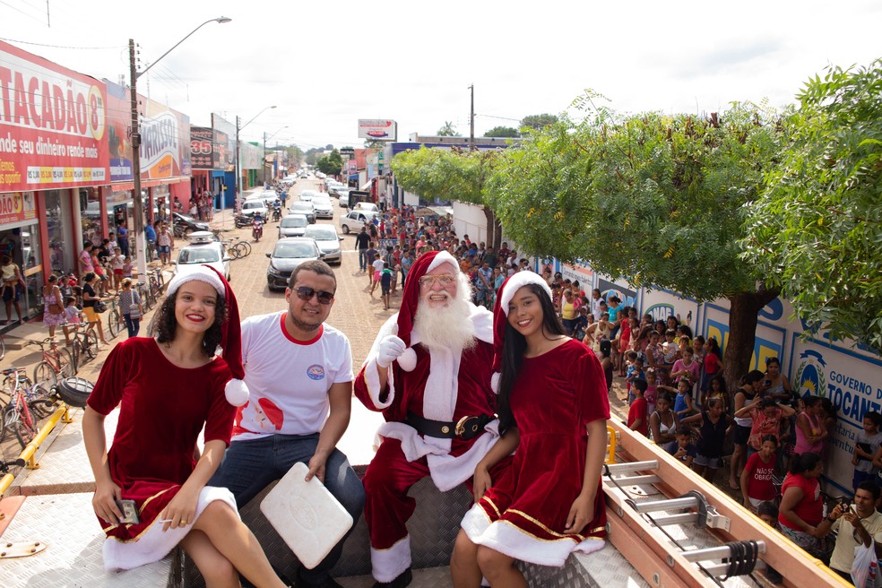 Professor Alex Montel ao lado de Papai Noel e de voluntárias — Foto: Jackyi Brito/Divulgação