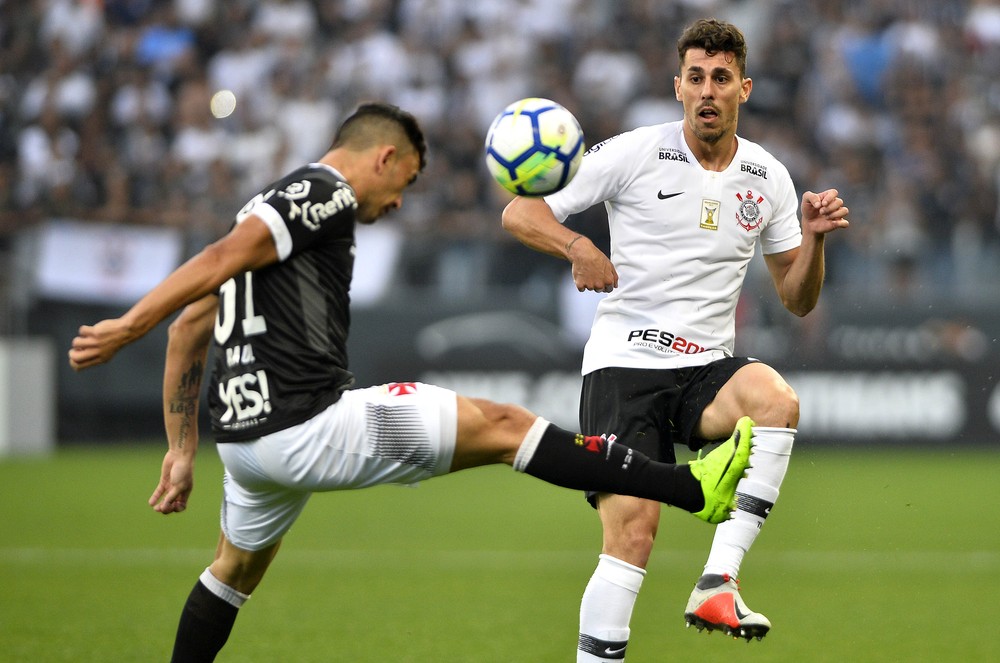 Danilo Avelar admite queda de produção no Corinthians, que iniciará semana ainda sem Carlos Augusto
