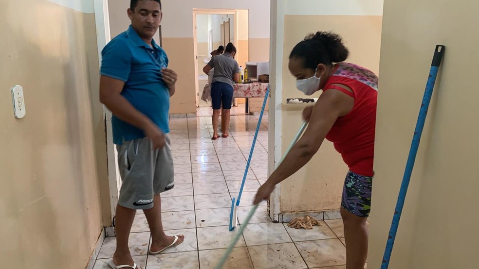Na manhã desta quarta, trabalhadores e voluntários trabalhavam na limpeza do local — Foto: Lo-Hanna Nunes/Tv Oeste