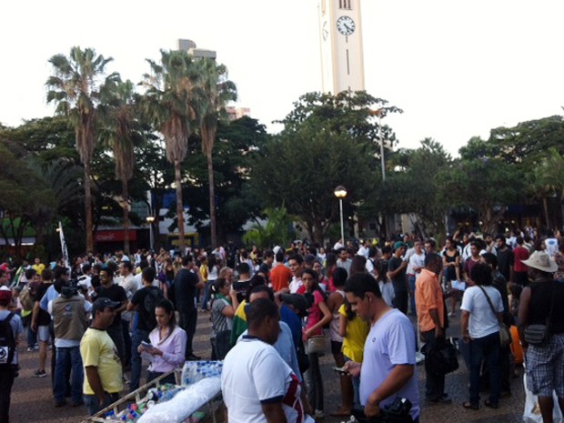 Manifestantes se reúnem na Praça Tubal Vilela antes da passeata (Foto: Fernanda Resende/G1)