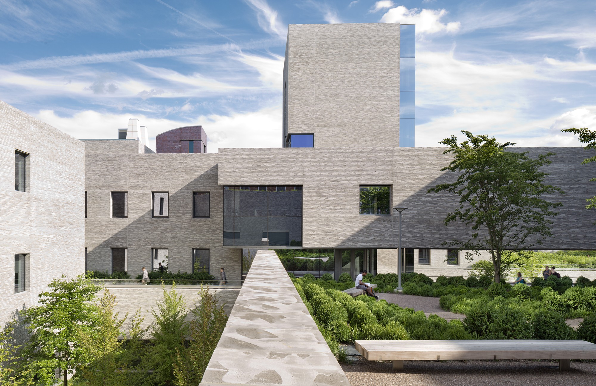Localizado em Princeton, o Centro Andlinger para Energia e Meio Ambiente é um projeto do escritório Tod Williams Billie Tsien Architects (Foto: Reprodução / Michael Moran / aiany.org)