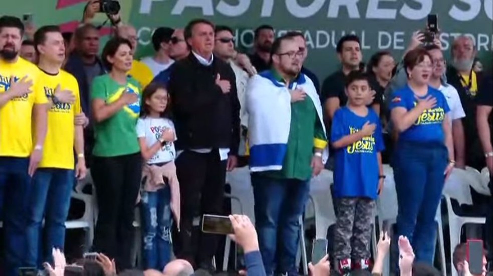 Bolsonaro no palco de evento religioso em Balne&aacute;rio Cambori&uacute; &mdash; Foto: Reprodu&ccedil;&atilde;o/NSC TV
