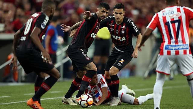 Atlético-PR e Junior Barranquilla travaram um jogo eletrizante