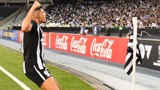 Tiquinho comemora gol em Botafogo x César Vallejo