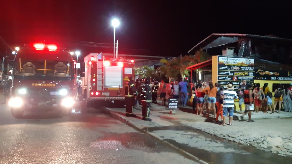 Corpo de Bombeiros foi chamado para controlar as chamas em incêndio em restaurante em Extremoz — Foto: Sérgio Henrique Santos/Inter TV Cabugi