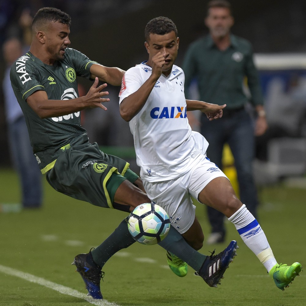 Com problemas na zaga, Cruzeiro estuda retorno de Fabrício Bruno, que está na Chape
