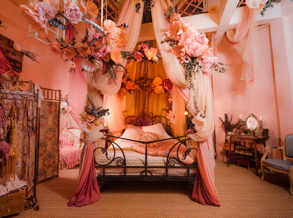 A decoração do quarto segue bem o estilo romântico e exagerado do Moulin Rouge, em Paris — Foto: Divulgação / Airbnb