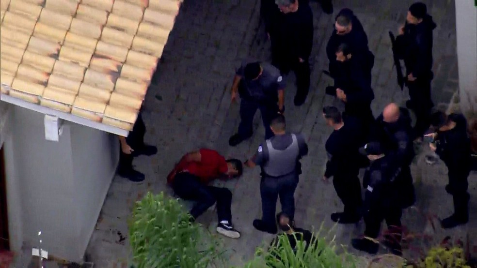Policiais rendem dupla que tentou assaltar delegado da Polícia Federal (Foto: Reprodução/TV Globo)