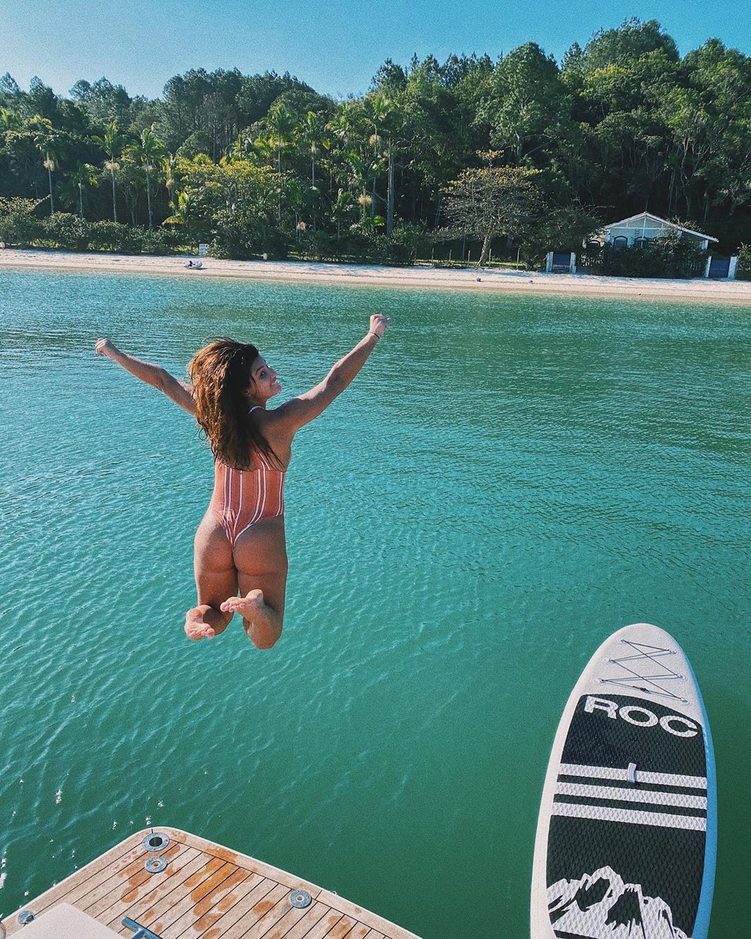 Giulia Costa em direção ao mar (Foto: Reprodução/Instagram)