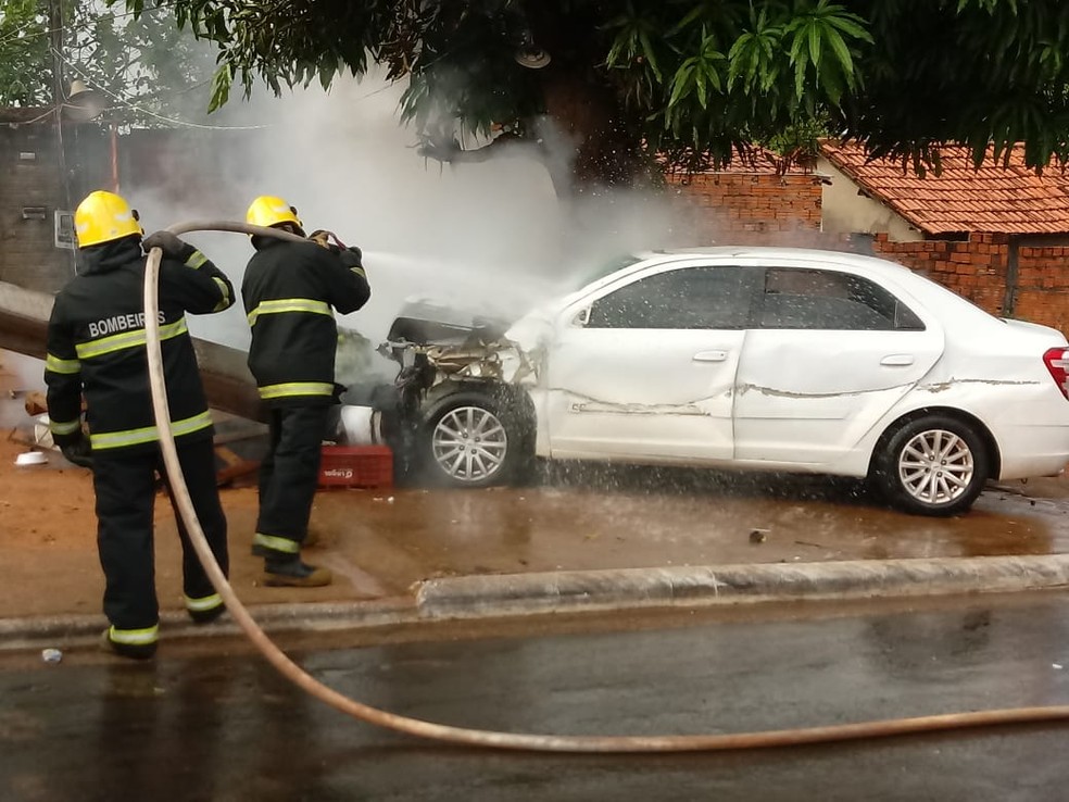 Corpo de Bombeiros apaga chamas de carro após acidente — Foto: Divulgação/Corpo de Bombeiros