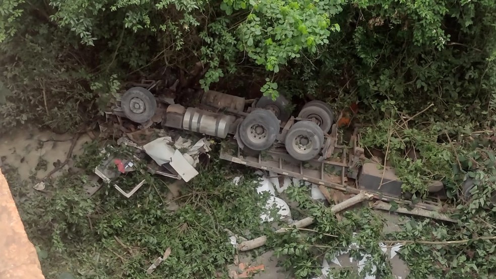 Carreta caiu de ponte na BR-153, em Santo Antônio da Platina — Foto: Reprodução/Portal Tá no Site