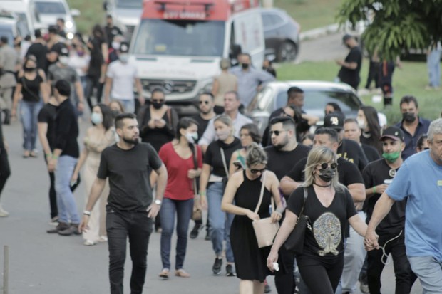 Familiares e amigos acompanham cortejo de corpo de Marília Mendonça (Foto: J. Lee/ Brazil News)
