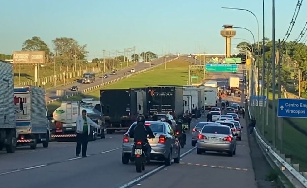 Grupo bolsonarista faz ato golpista em bloqueio no acesso ao Aeroporto de Viracopos, em Campinas — Foto: Reprodução/EPTV