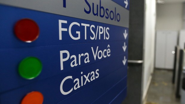 Agências da Caixa ampliam expediente para atender trabalhadores que querem sacar FGTS de contas inativas (Foto: Marcelo Camargo/Agência Brasil)