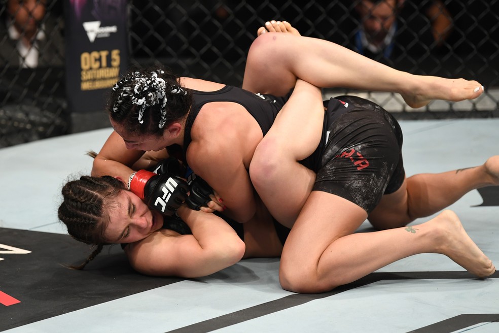 Carla Esparza pressiona Alexa Grasso no chÃ£o em sua vitÃ³ria no UFC Cidade do MÃ©xico â?? Foto: Getty Images