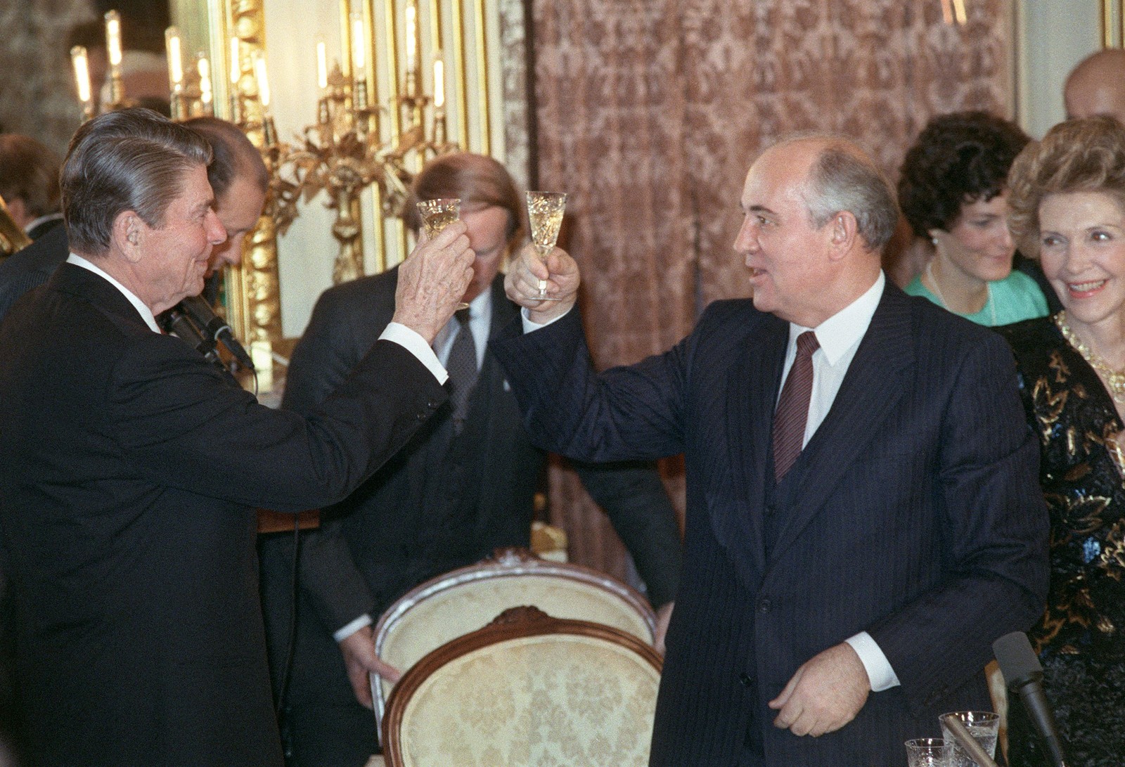 Gorbachev, líder soviético, e o então presidente dos EUA, Ronald Reagan, em 1987  — Foto: JEROME DELAY / AFP
