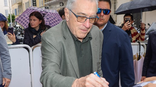Robert De Niro dá autógrafo em chegada a Cannes 