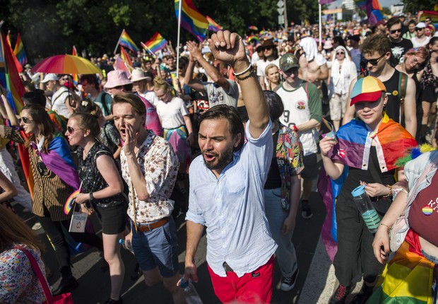 Manifestantes protestam contra medidas homofóbicas na Hungria (Foto: Getty Images)