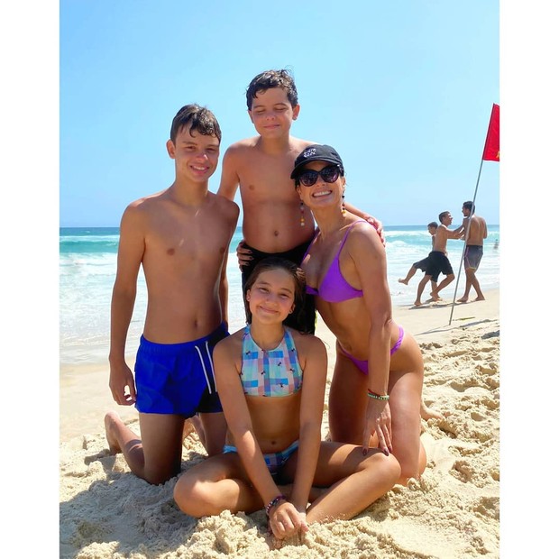 Flávia Alessandra posta registros do fds na praia com os sobrinhos (Foto: Reprodução/Instagram)