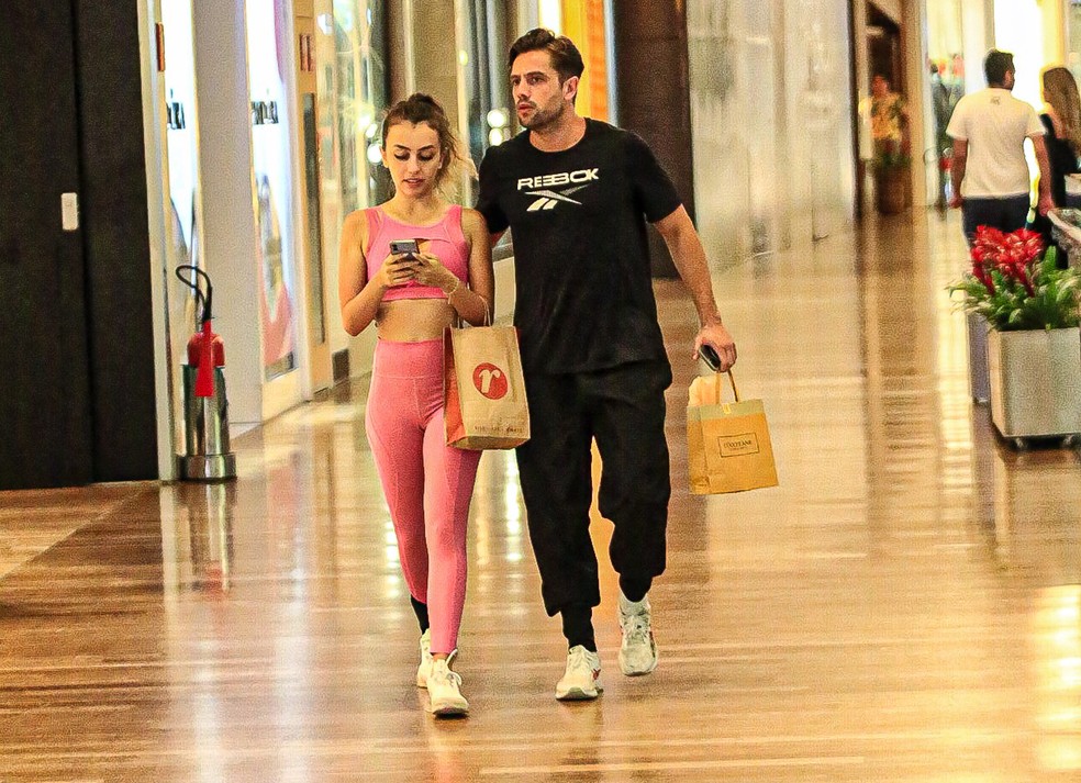Rafael Cardoso passeia com mulher em shopping &mdash; Foto: Edson Aipim/AgNews