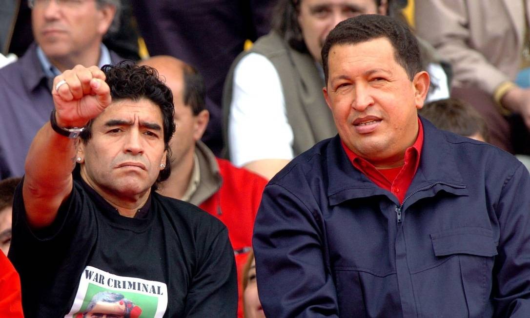 Maradona, acompanhado do presidente venezuelano Hugo Chávez, participou de ato contra a Área de Livre Comércio das Américas (ALCA) e a presença do presidente dos Estados Unidos, George W. Bush, na IV Cúpula do Américas, em 2005 — Foto: Ivan Franco/Arquivo
