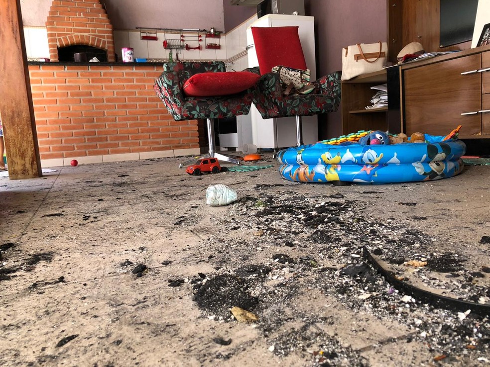 Casa com fuligem próxima à EMS, em Hortolândia. Indústria foi atingida por incêndio no sábado (20). — Foto: Helen Sacconi/EPTV