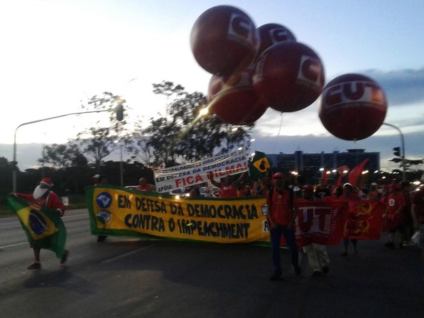 Homem vestido de Papai Noel carrega bandeira do Brasil durante marcha em Brasília contra o impeachment da presidente Dilma Rousseff (Foto: Jéssica Simabuku/G1)