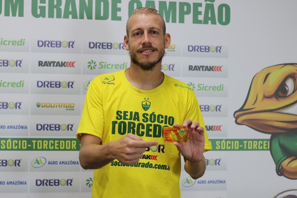 Uillian Correia é apresentado no Cuiabá — Foto: AssCom Dourado