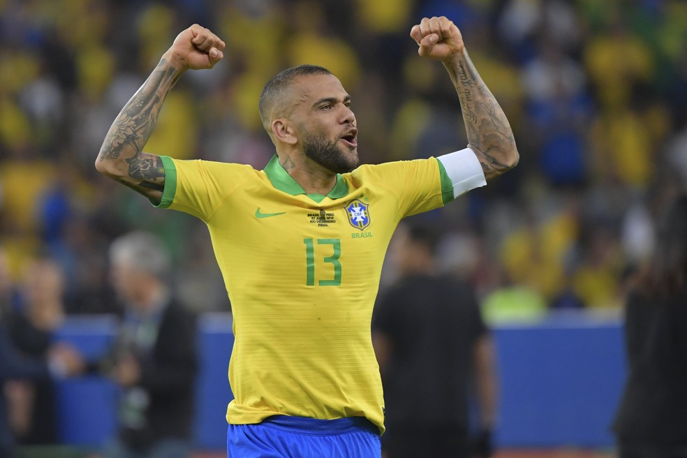Daniel Alves foi capitão da seleção brasileira na conquista da Copa América — Foto: AFP