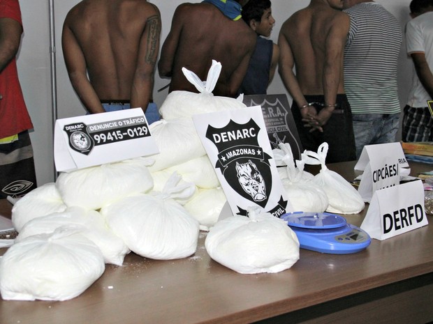 Drogas apreendidas com os suspeitos (Foto: Suelen Golçalves/G1 AM)
